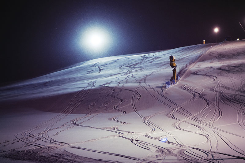 Piste da sci a Cervinia di notte