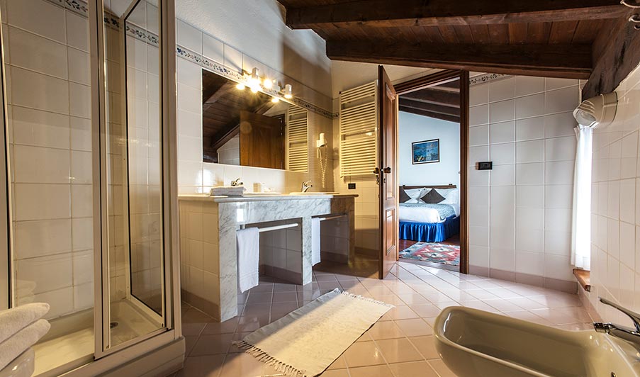 Triple room bathroom