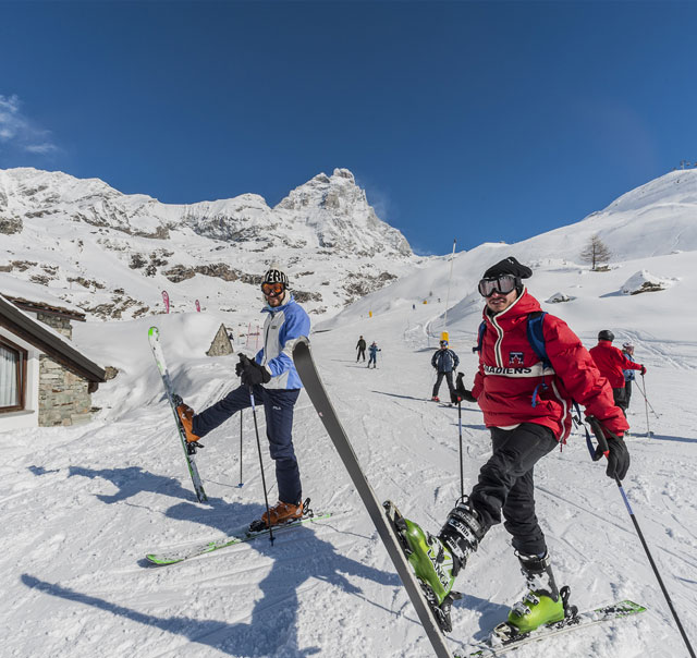 Sciatori sulle piste a Cervinia